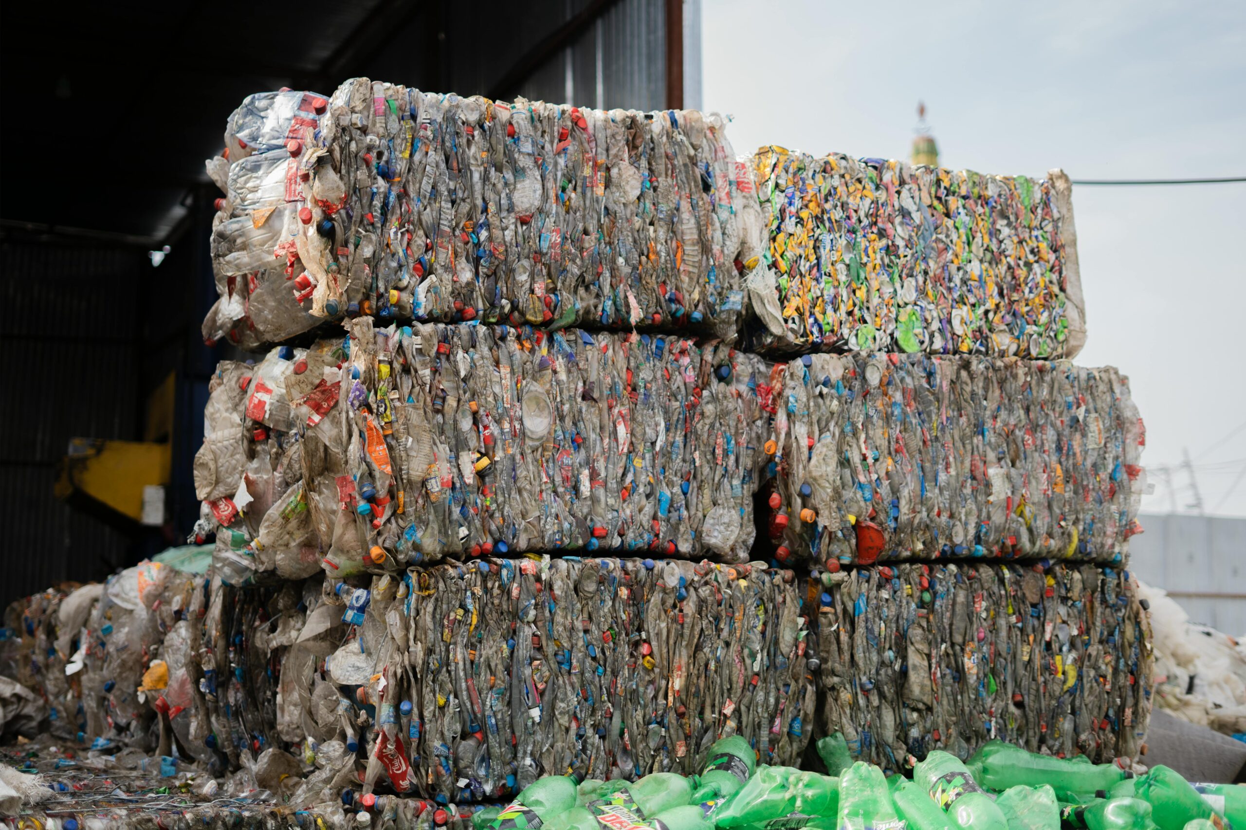 Ściśnięte bele plastikowych odpadów gotowe do recyklingu – praktyczne wdrożenie zasad ESG w gospodarce odpadami